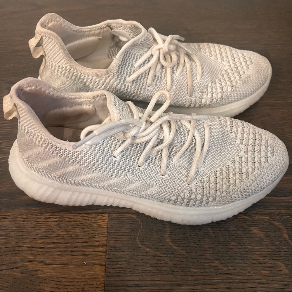 AVIA White Sneaker Womens Size 9